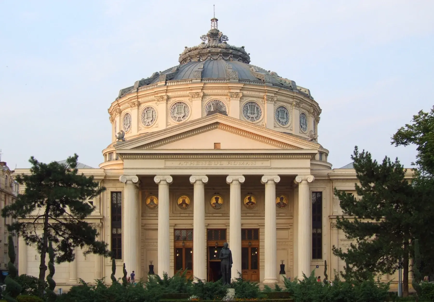 Les colonnes et la coupole de l’Athénée roumain à Bucarest