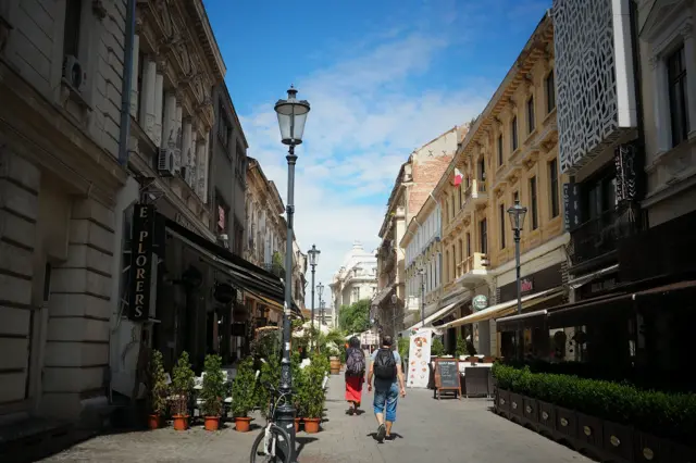 Promeneurs et terrasses sur la Strada Franceză, dans la vieille ville de Bucarest