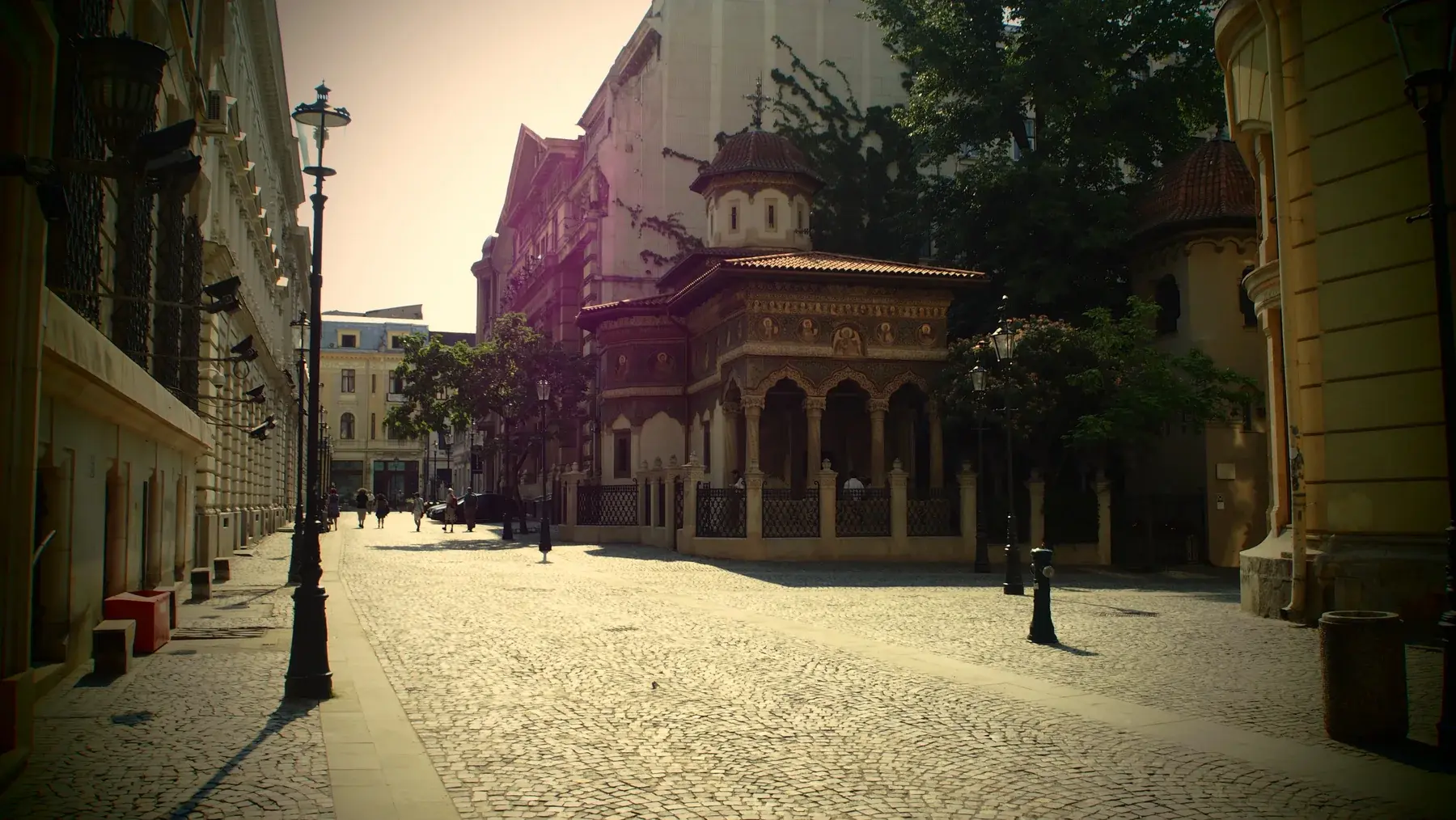 Lumière du matin sur les pavés devant l’église Stavropoleos, à Bucarest